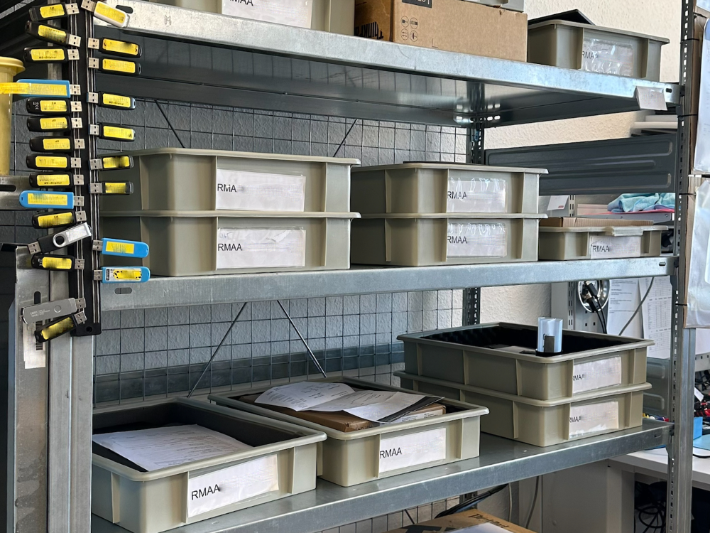 Reparatur Regal unserer Technik. Regal aus Metall. Drinnen liegen Notebooks unserer Kunden.